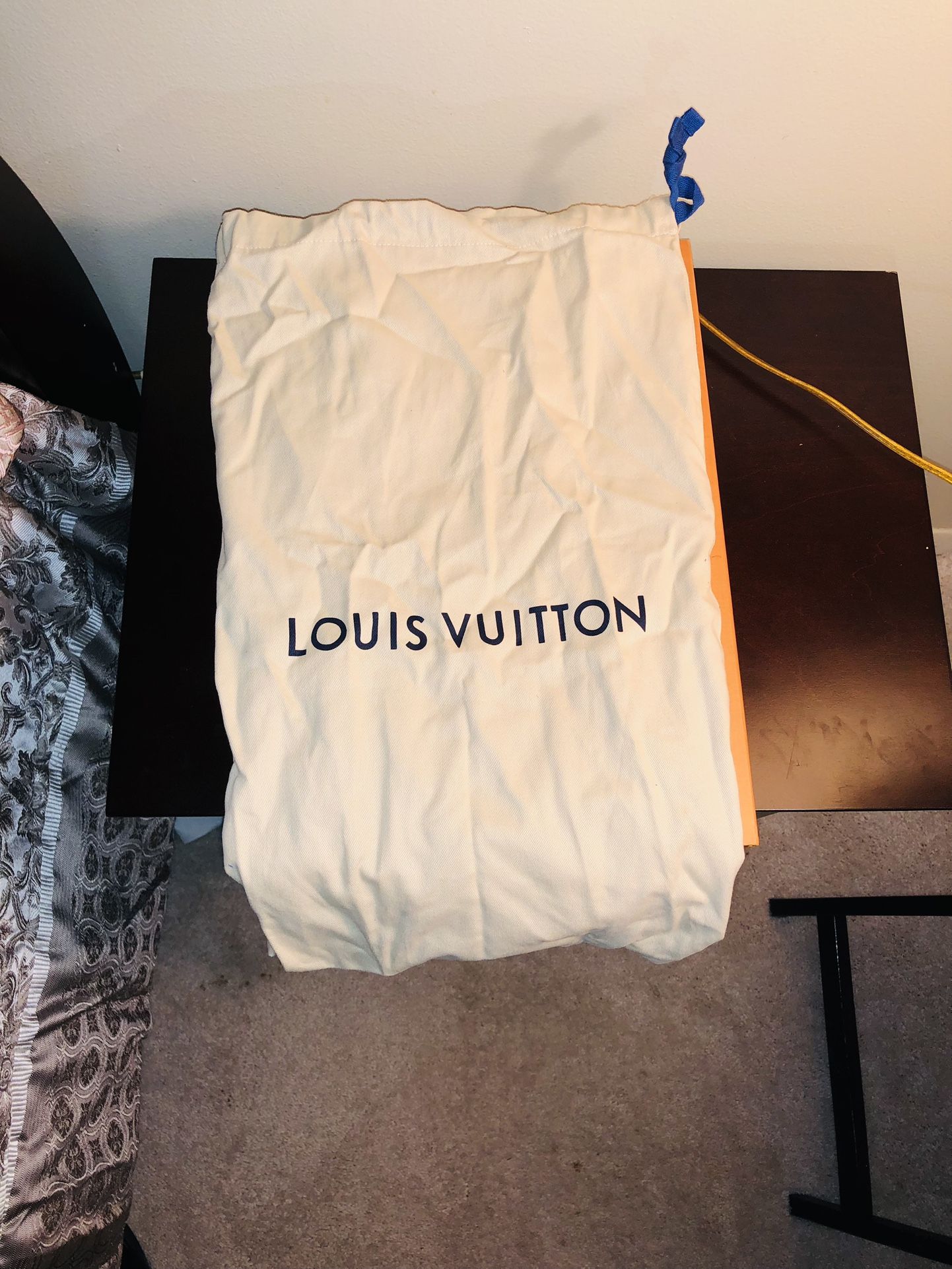 LOUIS VUITTON Avenue Slingbag
