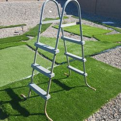 3 step Pool Ladder Asking $40 cash must pick up Broadway and apache buckeye az cash only pls thanks 👍 