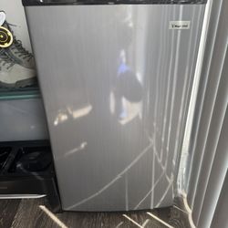 Magic Chef mini Fridge 