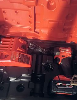 Milwaukee Fuel Impact With Cx5 Batery & Charger.