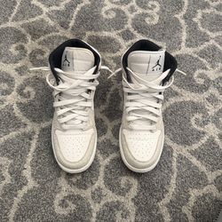 Air Jordan 1 Mid White Black Women’s Size 6.5 Slightly Used