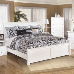 Stunning white six piece bedroom suite set!