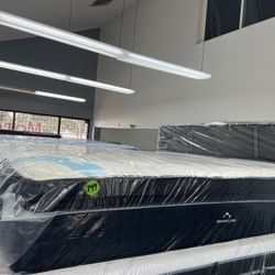 KING SIZE DREAMCLOUD MATTRESS & BOX SPRINGS BED SET