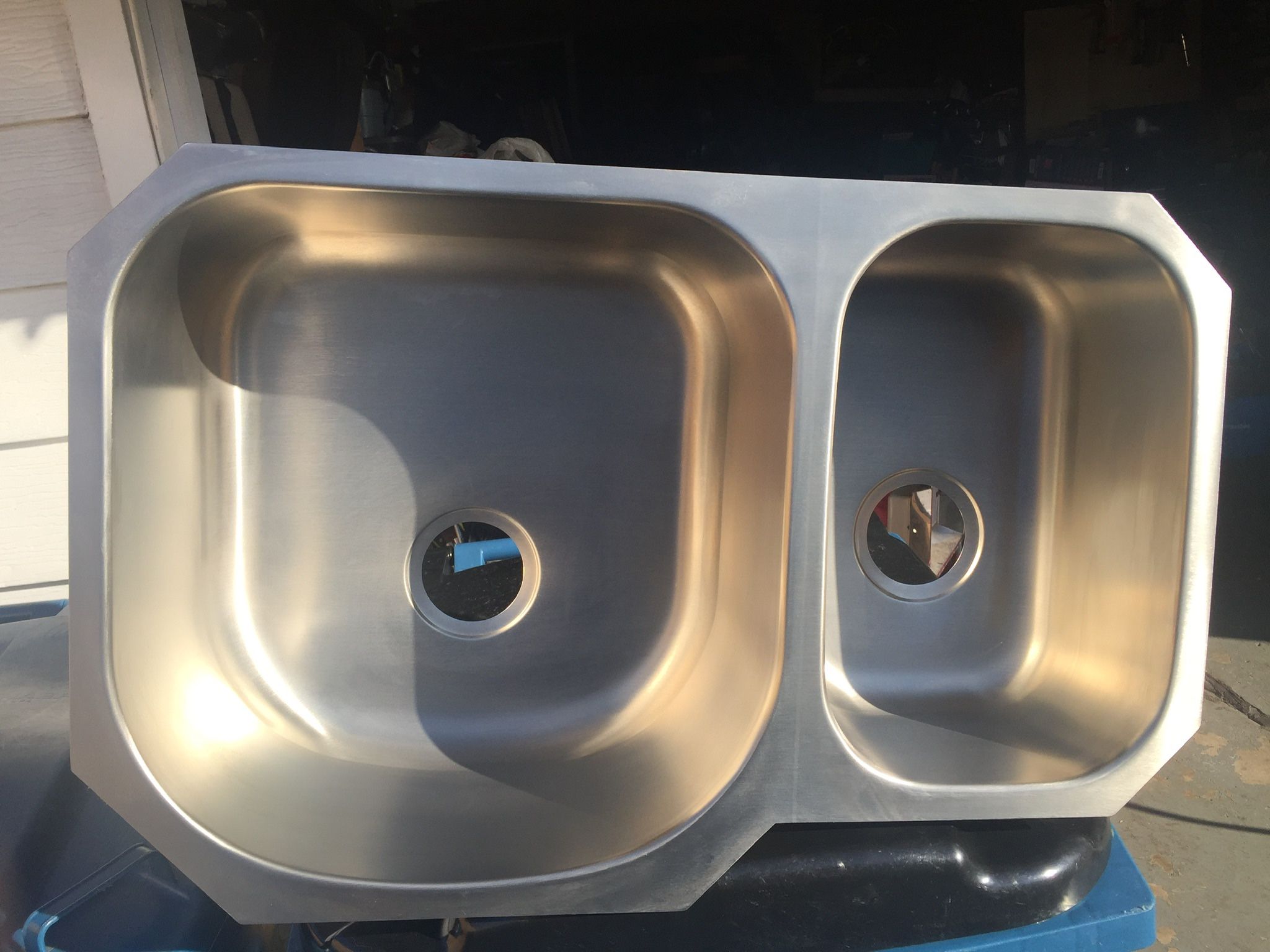 Undermount stainless steel kitchen sink