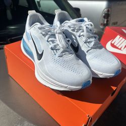 Nike Vomero 18 - Men Size 11