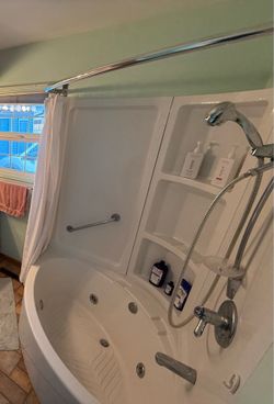 Free corner jetted soaking tub