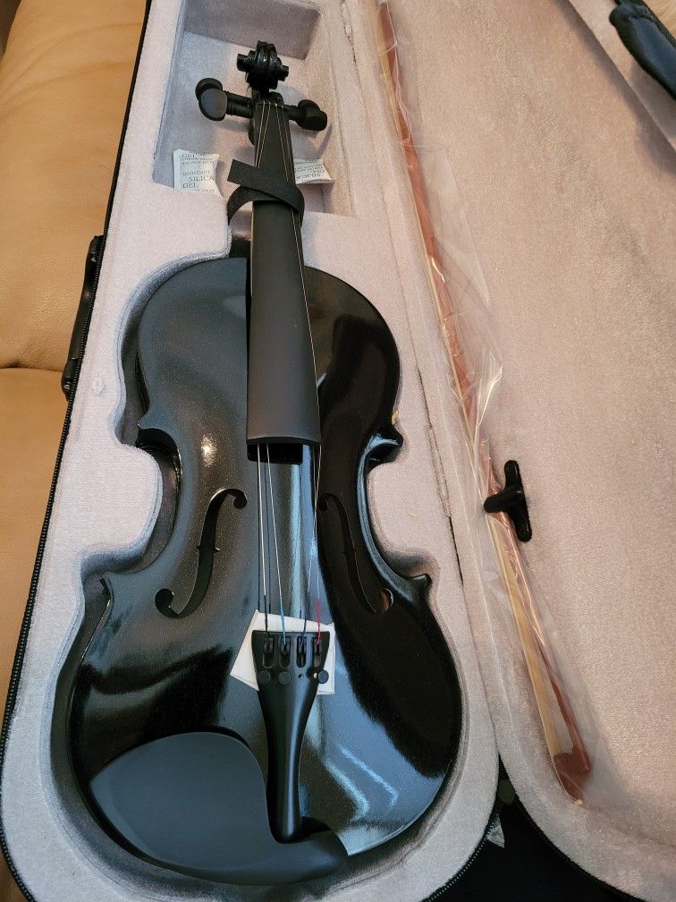 New!! 4/4 Violin. Black