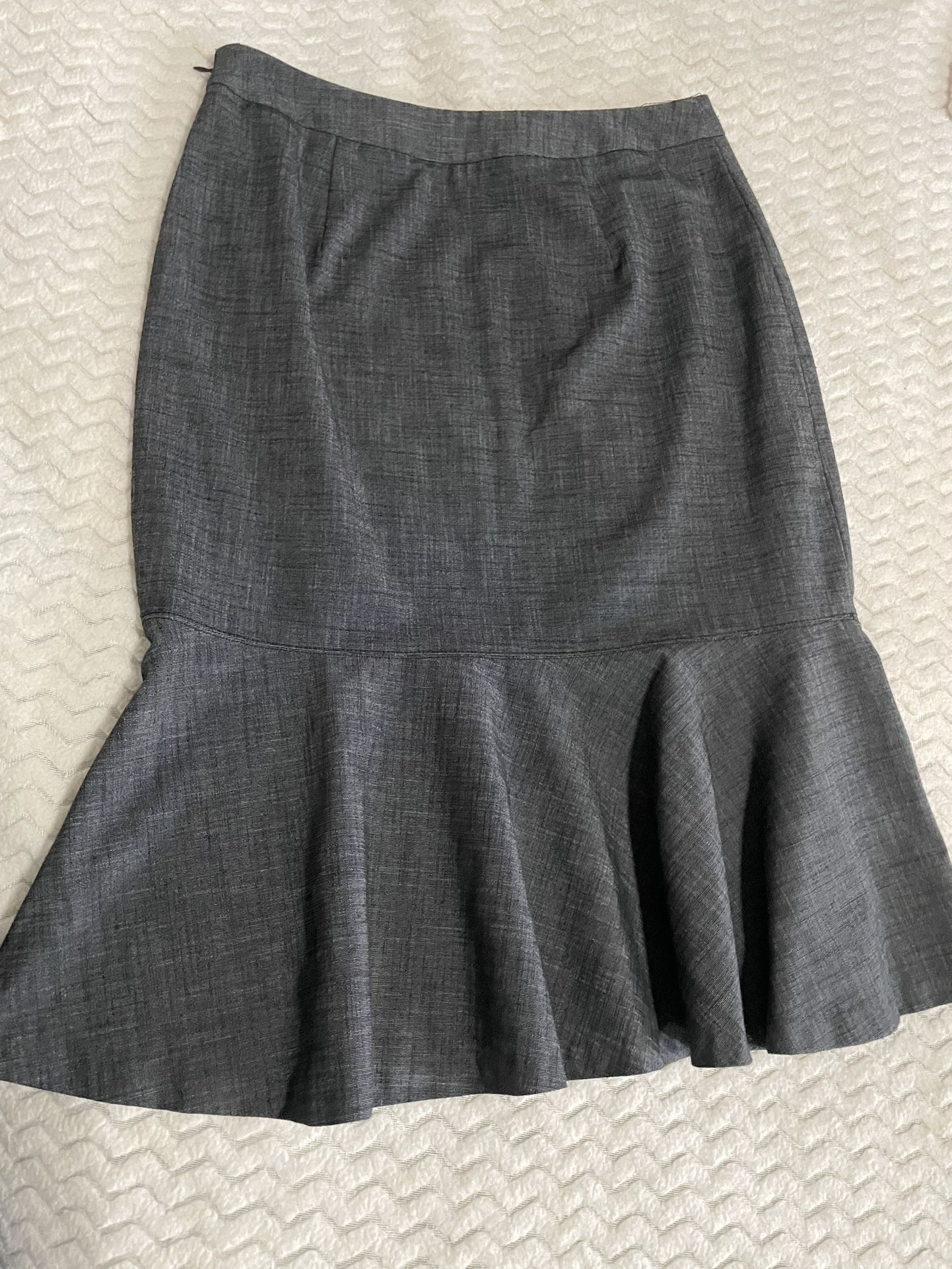 Rafaella Size 8 Gray Unlined Ruffle Knee Length Career Skirt - Side Zip