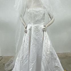 St. Tropez Davids Bridal women’s white sleeveless wedding dress with vail Size 8