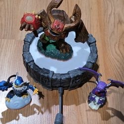 Skylanders Giants Figures & Portal Base