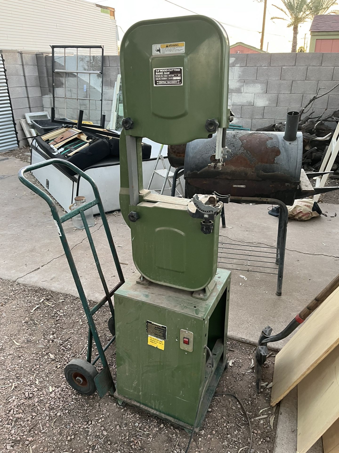 VERTICAL STANDING BAND SAW READ AD