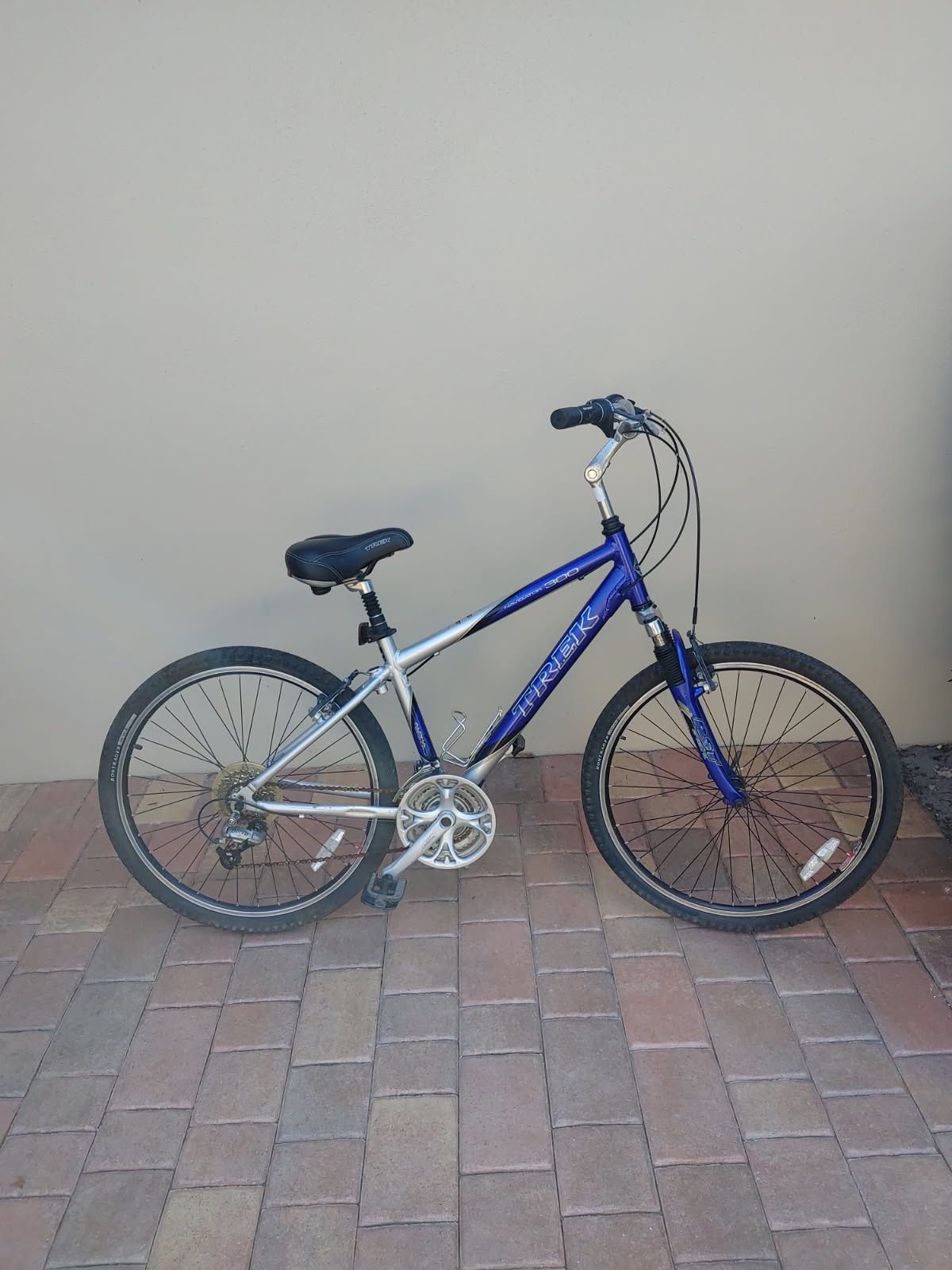 Preowned Bicycle Navigator trek 28 inch bike color blue ready to ride