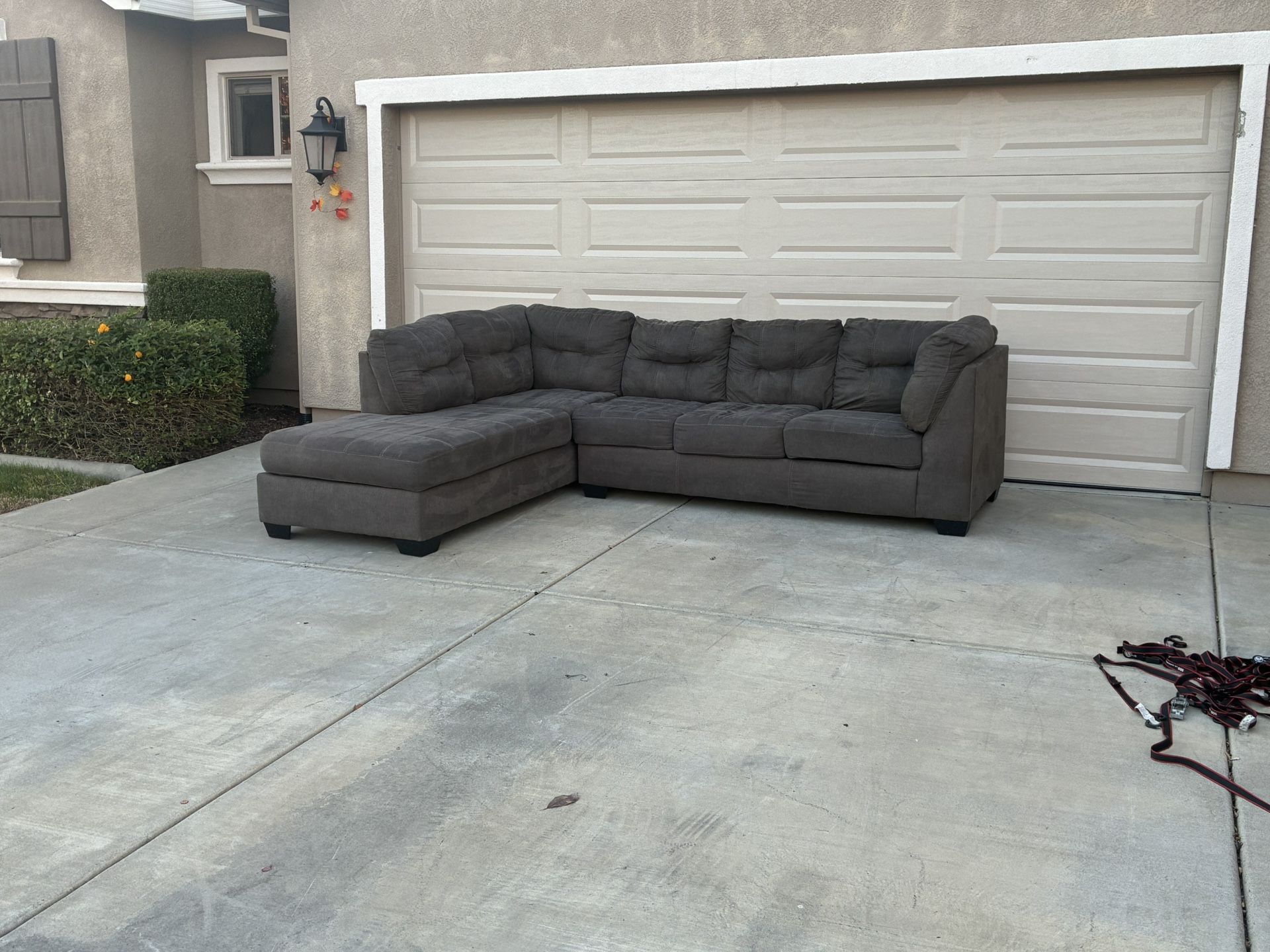 ✅Free Delivery - Sectional Sofa w/ Chaise — Comfy & Clean!