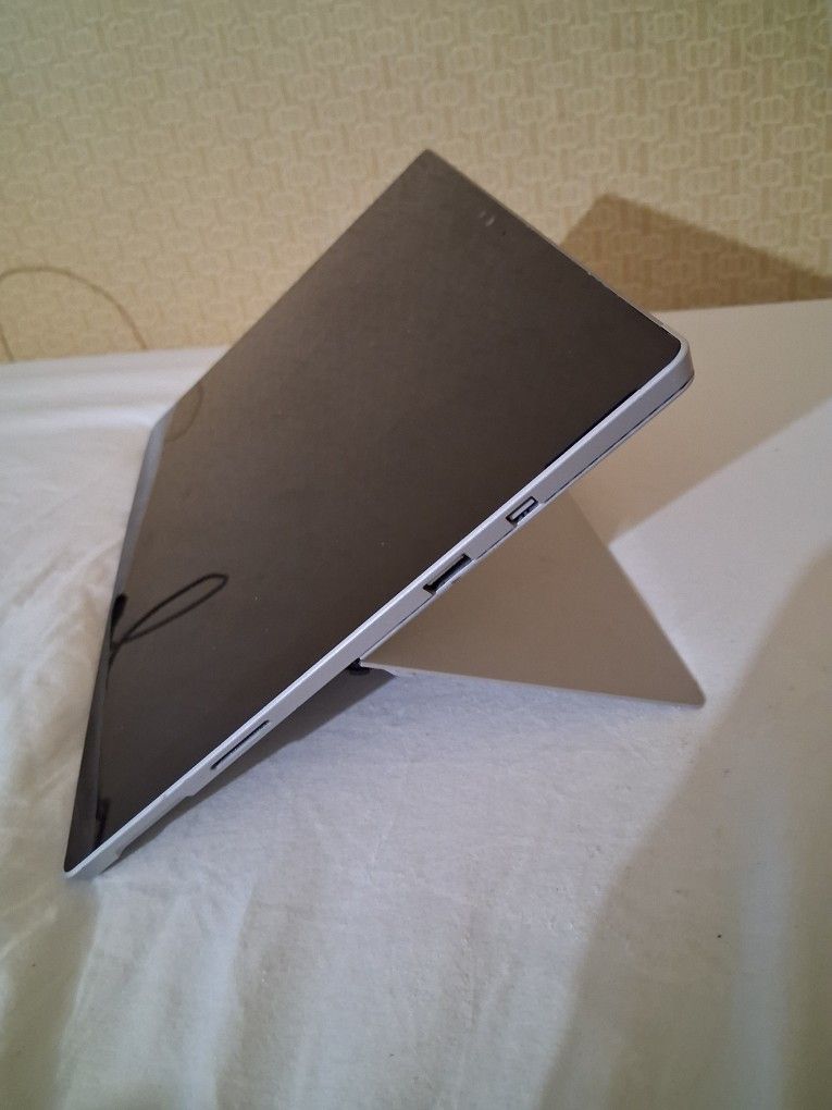 Microsoft Surface Pro 4 (256 GB, 8 GB RAM, Intel Core i5