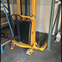 Electric pallet jack