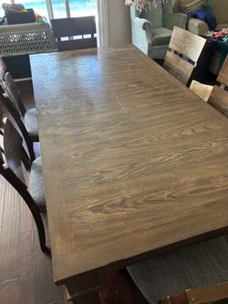 Dinning room table with 6 chairs