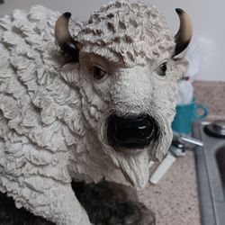 White Buffalo Staute 80s Lucky 