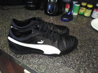 Leather pumas very good condition size 10/1/2