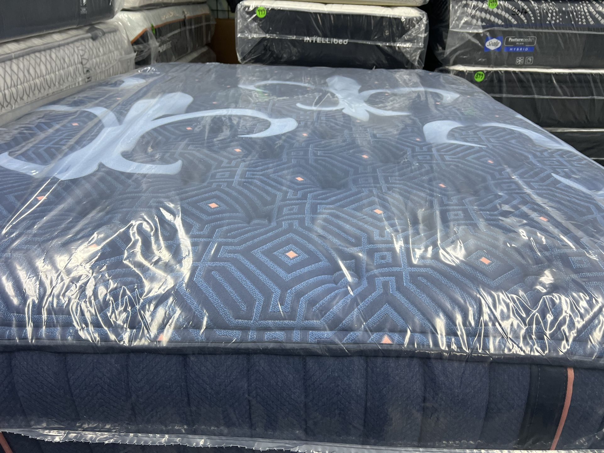 QUEEN SIZE STEARNS & FOSTER LUX ESTATE (MEDIUM) MATTRESS & BOX SPRING BED SET