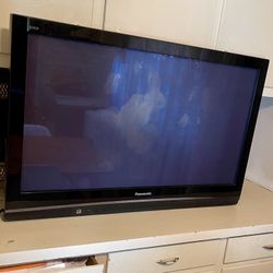 Panasonic 45ich , Flat Screen Tv , With Wall Mount Equipment And Remote