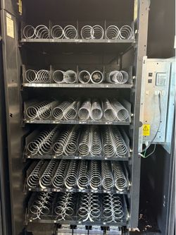 Snack vending machine