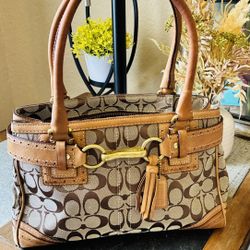 “VINTAGE COACH” Hampton Excellent Condition Leather Brown.