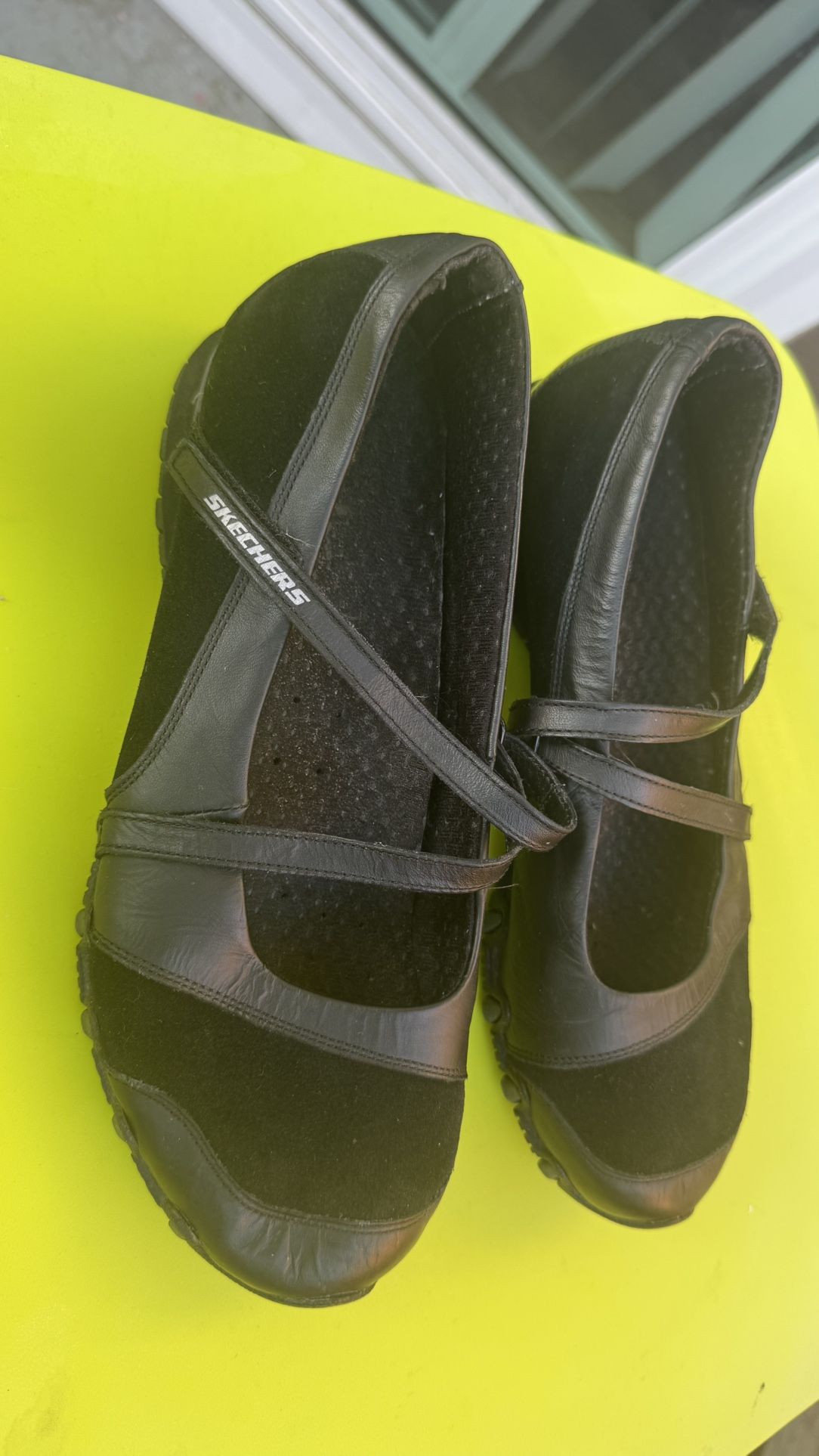 women’s Mary Jane Skechers Size 8 They Run A Little Wide