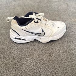 Nike Men’s Air Monarch IV