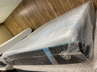 King Mattress  Tempur/pedic Luxebreeze Firm 2.0 