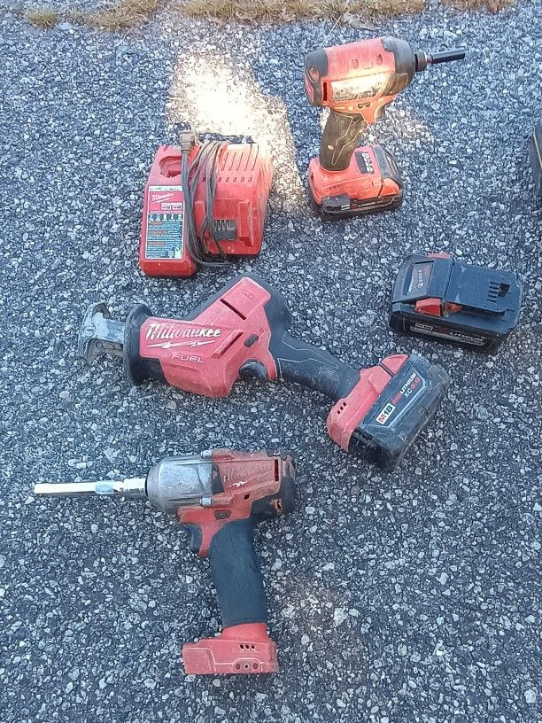 Milwaukee M18 FUEL Tool Set – 3 Tools + 2 Batteries + Charger