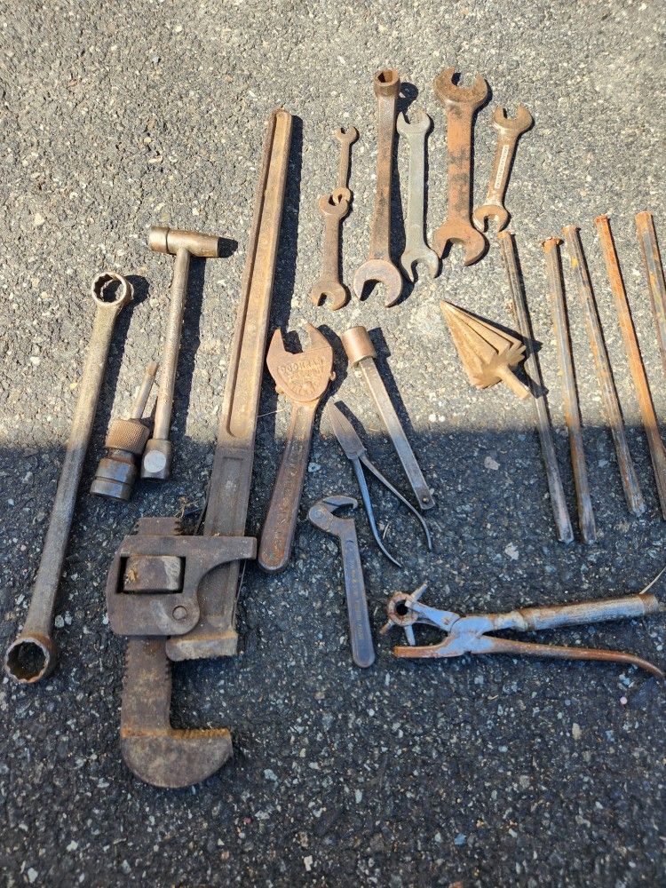 Lot of Antique hand tools Walworth, Barcalo wrenches pipe wrench