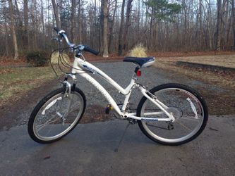 schwinn midtown bicycle Riverwalk 26in Spend a day on the town with the Junction hybrid bike by Schwinn Schwinn Midtown Comfort bike -