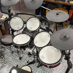 ROLAND V-DRUMS