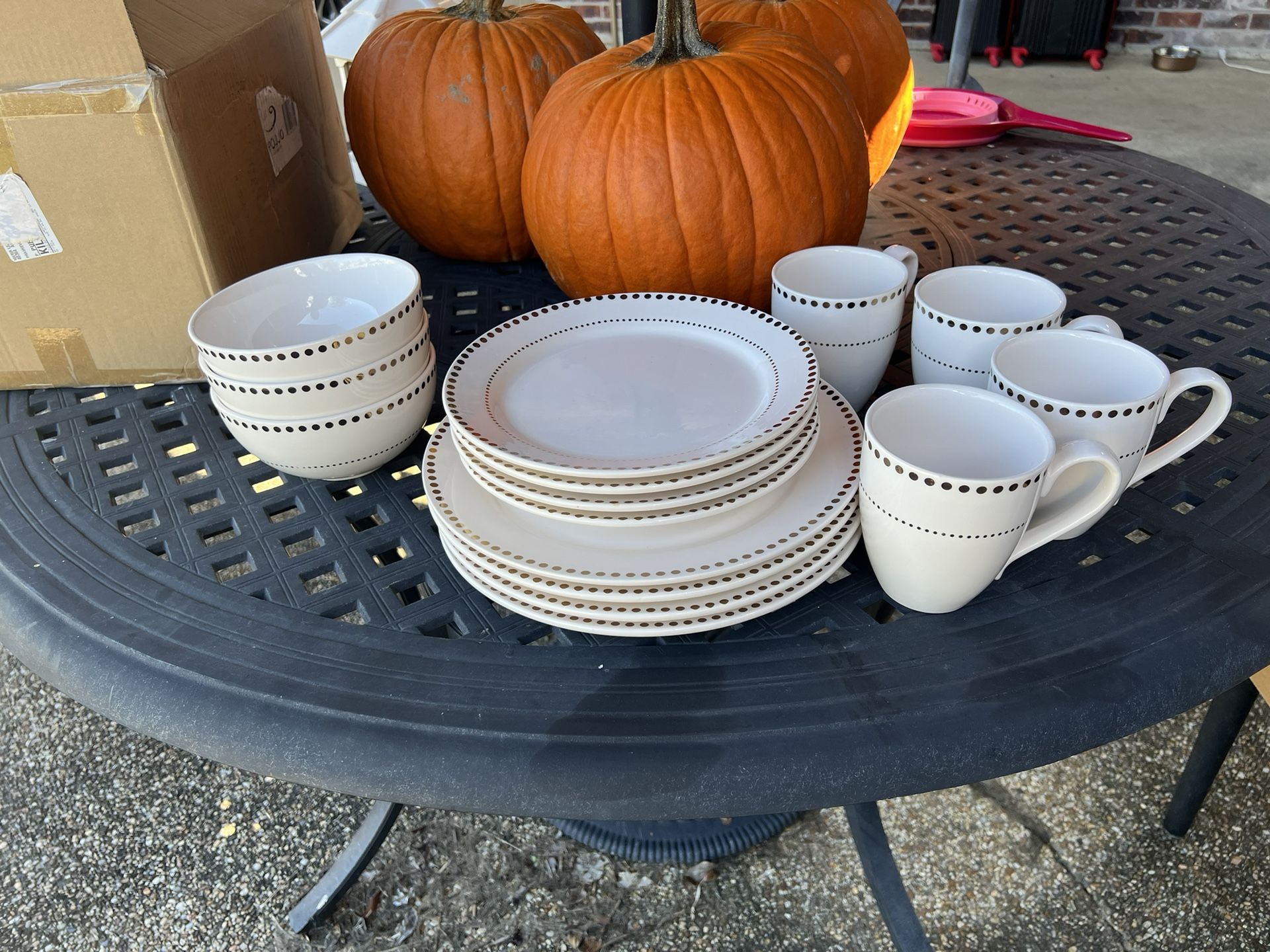 white and gold dinnerware set