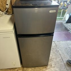 Vissani Frige 3’10” Tall