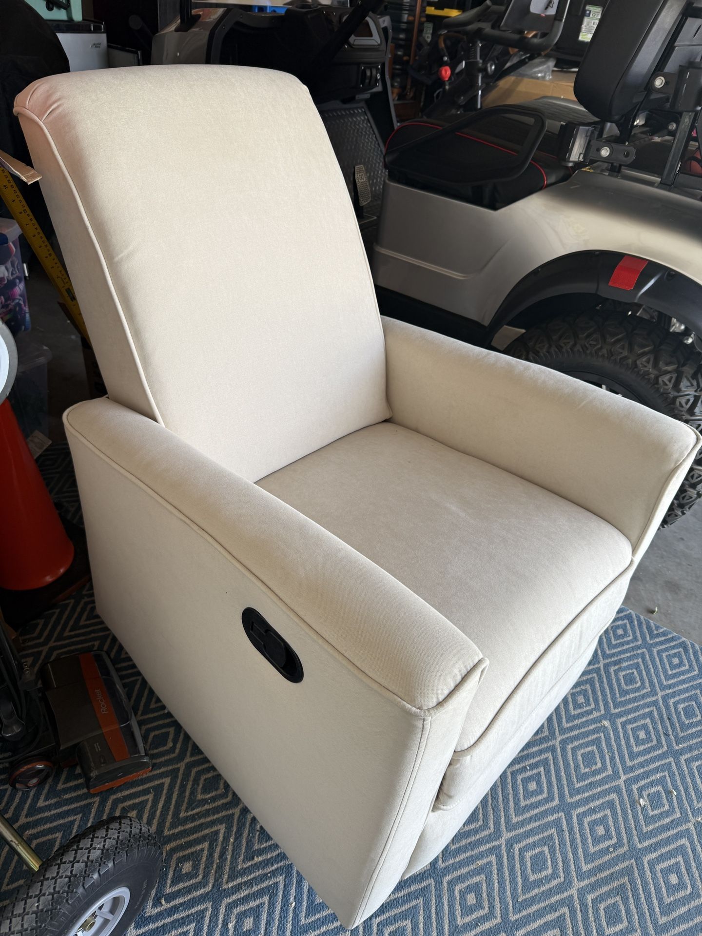 Recliner/Swivel Chair Like New