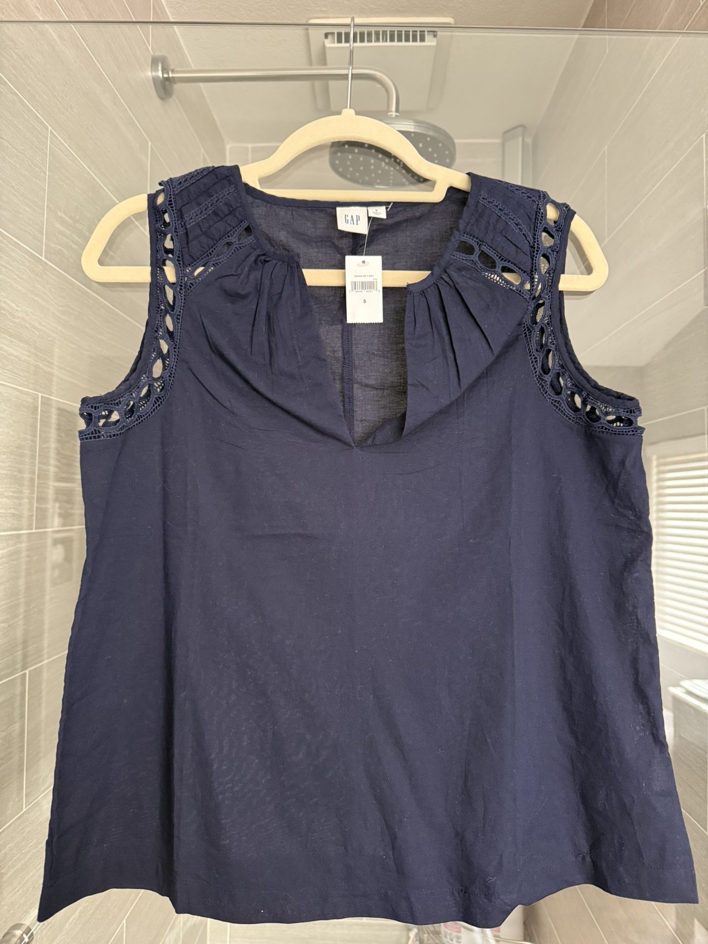 GAP SLEEVELESS TOP