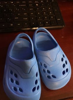 Toddler plastic croc like shoes size 4
