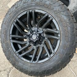 Like new 20” Black Fuel Wheels and Toyo Open Country A/T 3 Tires 20 Fuels Rims 20x10 Rines negros con Llantas Nuevas 8 lug 8x180 bolt pattern