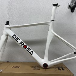 De Rosa SK Pininfarina 🔥  An aerodynamic road bike frame designed by the Italian brand De Rosa in collaboration with Pininfarina, the legendary desig