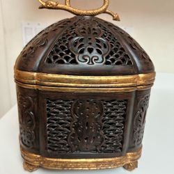 Centro De una Mesa Una Caja De Culebra 