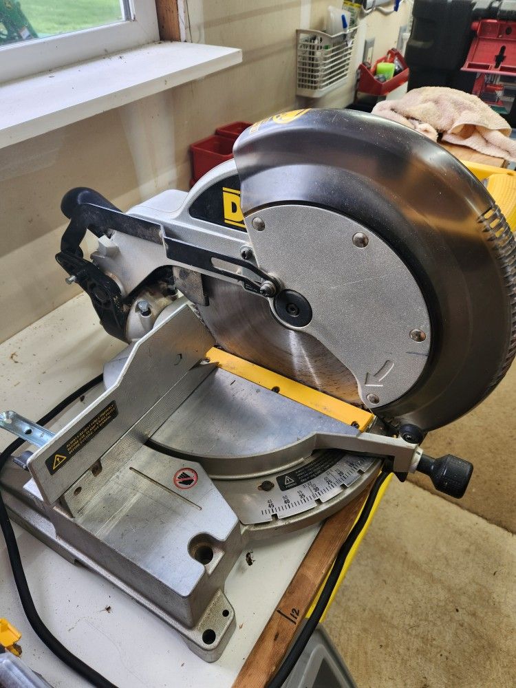 DeWalt 12" Compound Miter SAW DW705