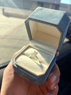 2 carat emerald cut diamond ring