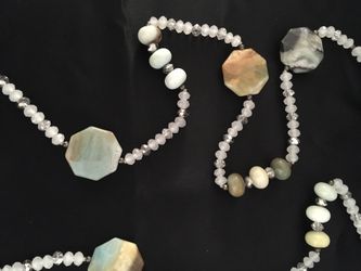 Collar de cuarzo en tonos ámbar-verde-cafe, con piezas cortadas en octagonos.