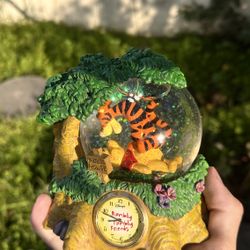Vintage Winnie The Pooh Snow globe