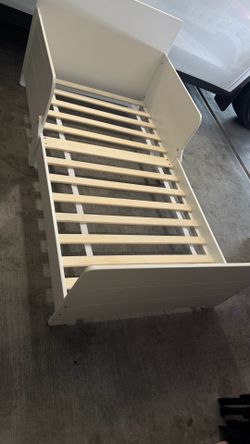 Toddler bed frame