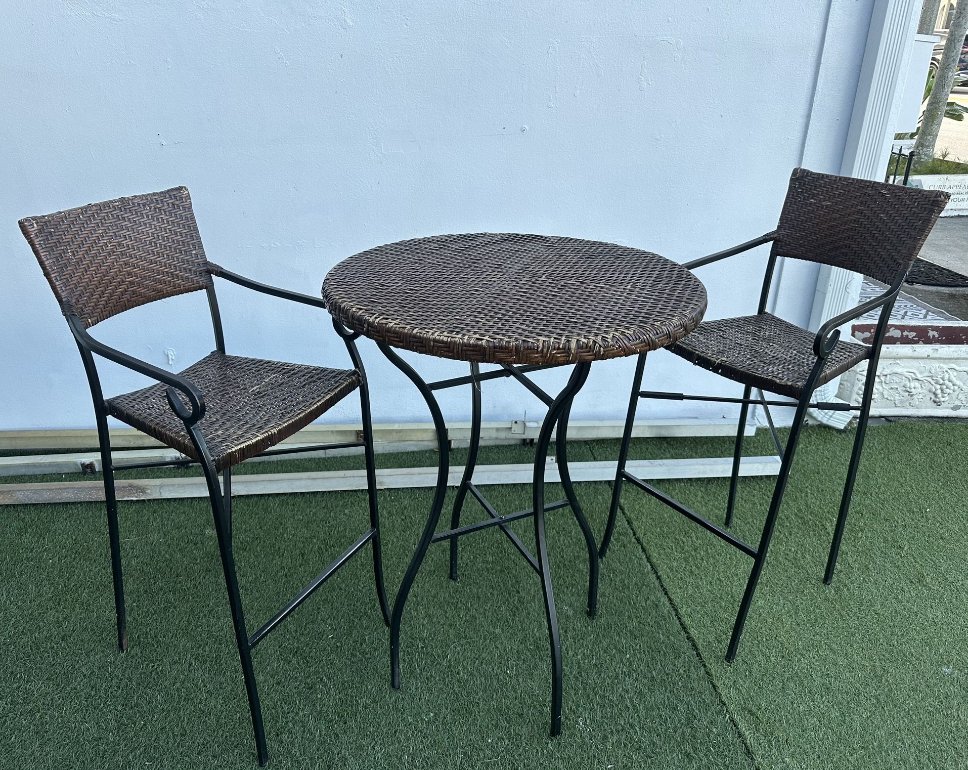 High table and 2 chairs (outdoor or indoor)