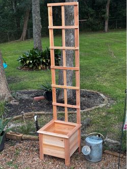 Cedar Planter w Trellis