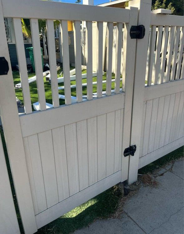 70 Lf Of Vinyl Fence