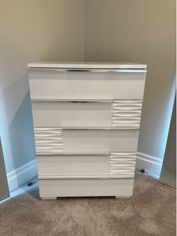 Modern White 5 Drawer Dresser